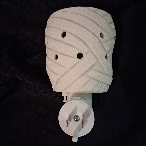 Scentsy Under Wraps Halloween Mummy Plug-In Wax Warmer With Box & Bulb *RETIRED* - Picture 6 of 15